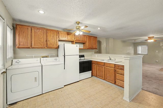 923 W Walnut St, Salina, KS 67401