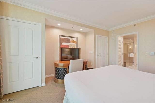 135 East Harmon Avenue 10714, Las Vegas, NV 89109