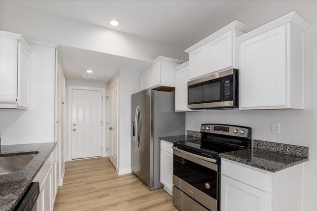 9651 Turnpoint Drive, West Des Moines, IA 50266