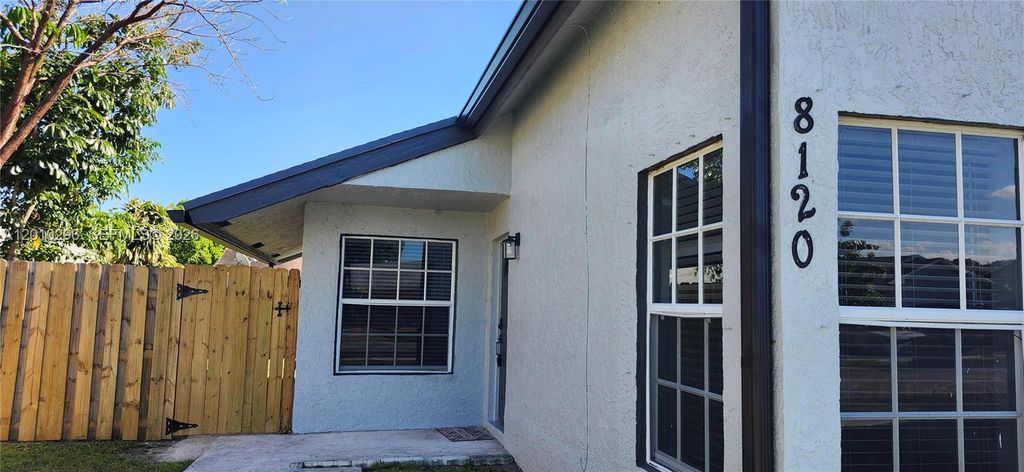 8120 SW 4th Ct, North Lauderdale, FL 33068