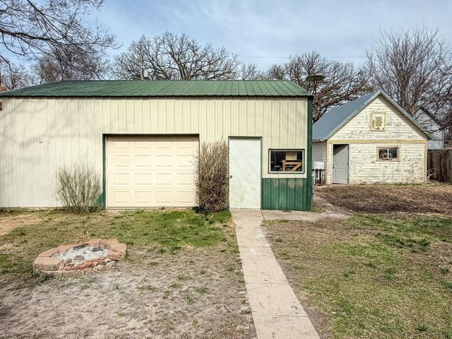 308 E 2nd St, Newton, KS 67114