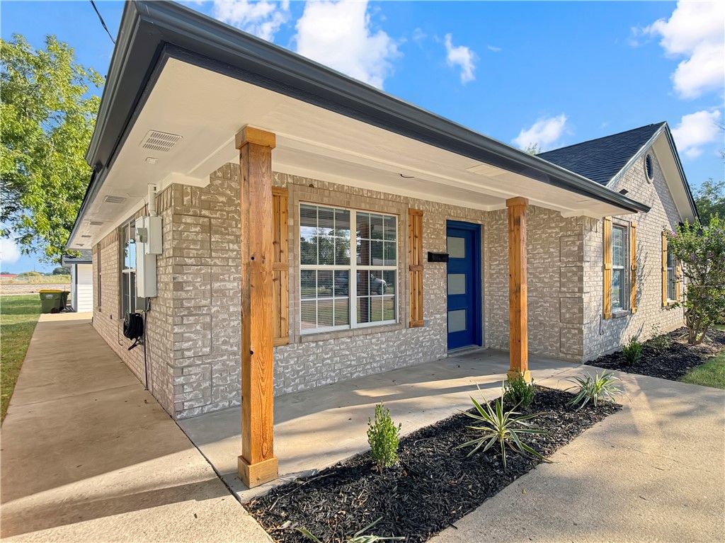 1105 West Davis Street, Hearne, TX 77859 — photo 2