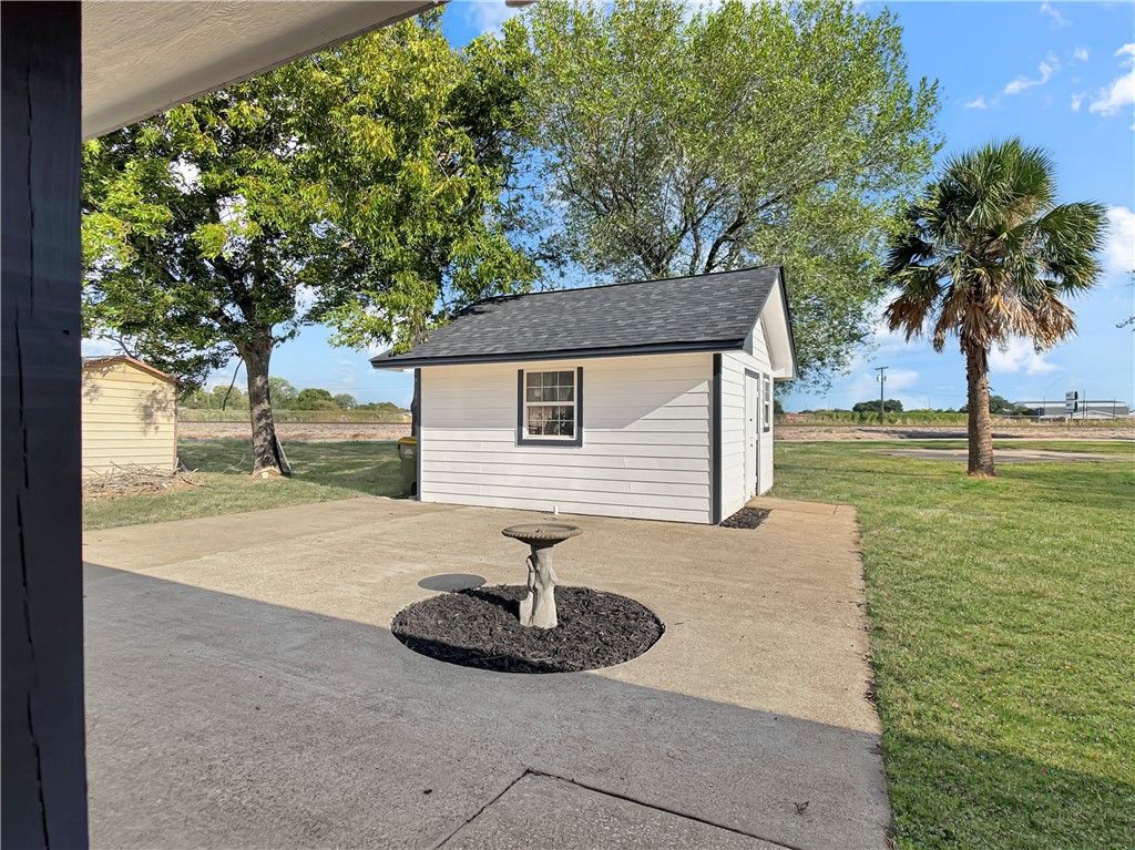 1105 West Davis Street, Hearne, TX 77859 — photo 5