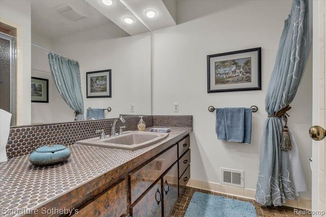 38383 Saddle Lane, Clinton Township, MI 48036