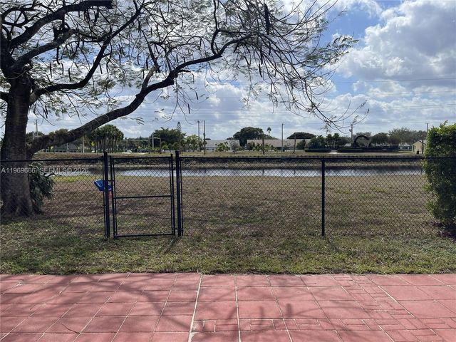 11712 SW 1st St, Coral Springs, FL 33071