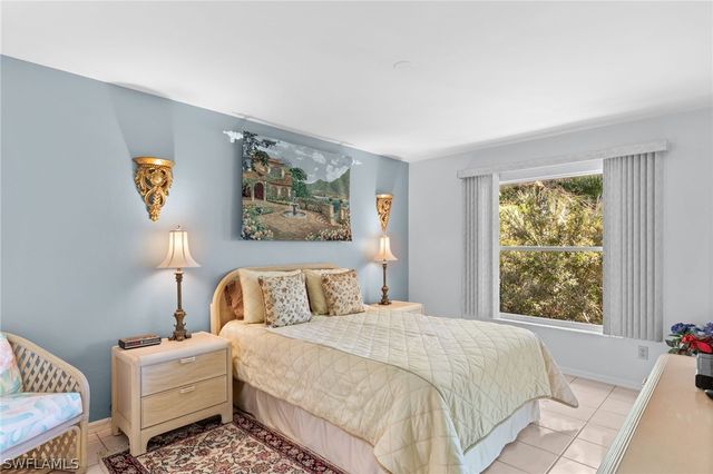 864 Gulf Pavilion DR 202, Naples, FL 34108