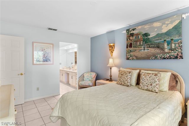 864 Gulf Pavilion DR 202, Naples, FL 34108