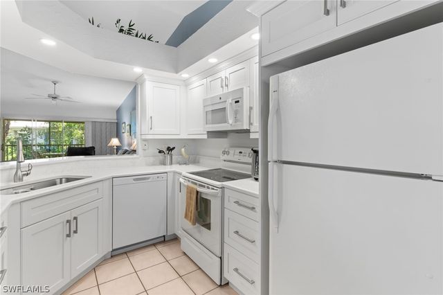 864 Gulf Pavilion DR 202, Naples, FL 34108