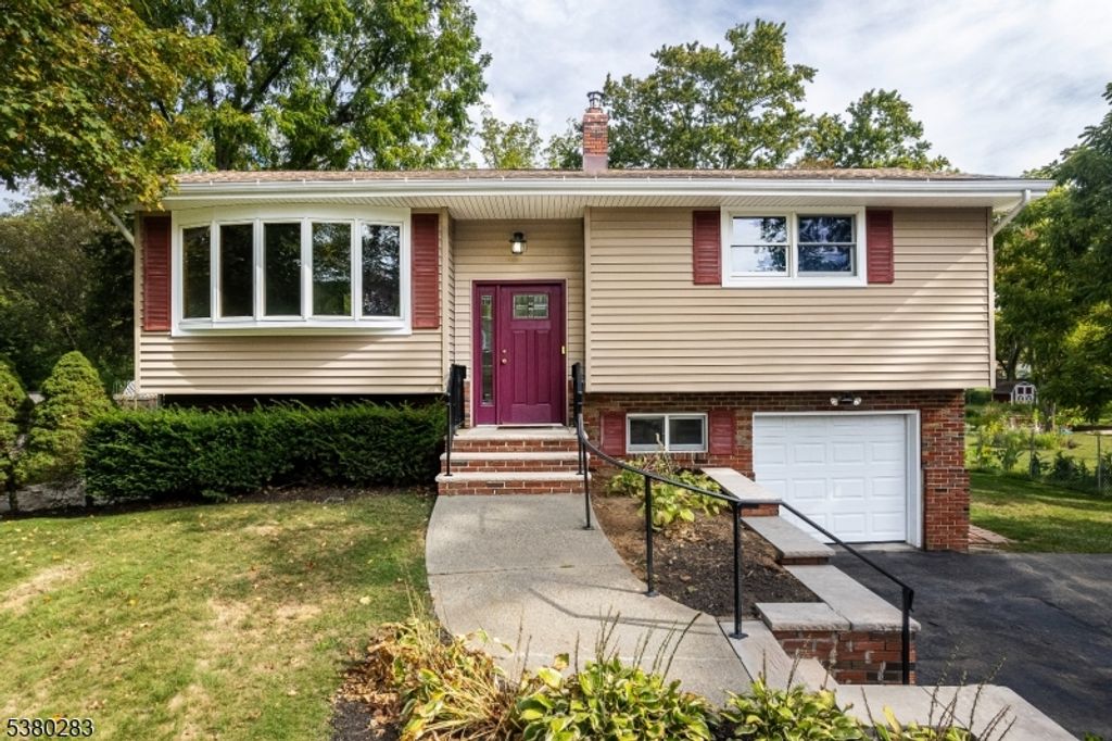 8 Corwin St, Roxbury Twp., NJ 07847