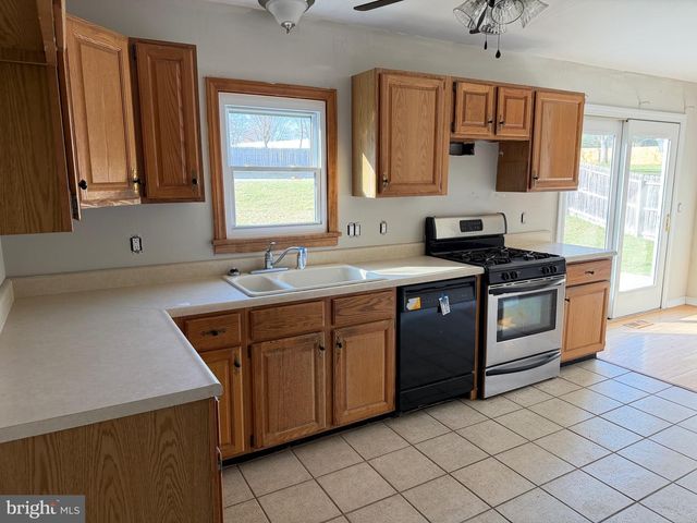 8 WHEATFIELD DR, Carlisle, PA 17015