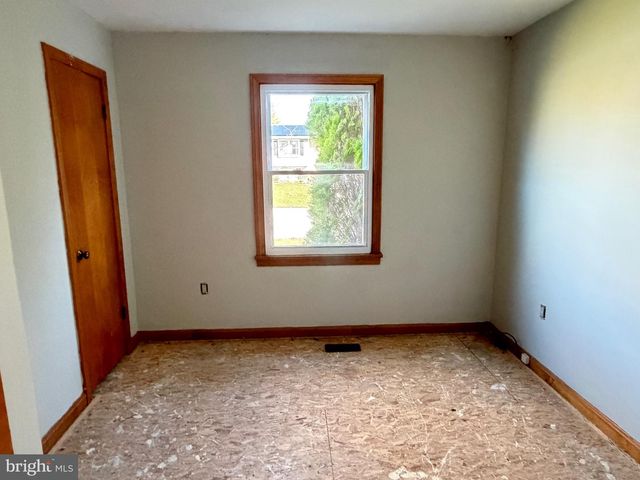 8 WHEATFIELD DR, Carlisle, PA 17015