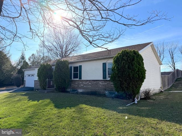 8 WHEATFIELD DR, Carlisle, PA 17015
