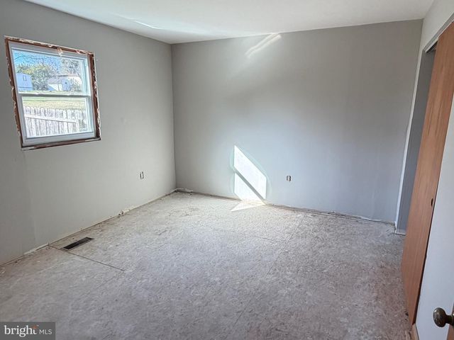 8 WHEATFIELD DR, Carlisle, PA 17015