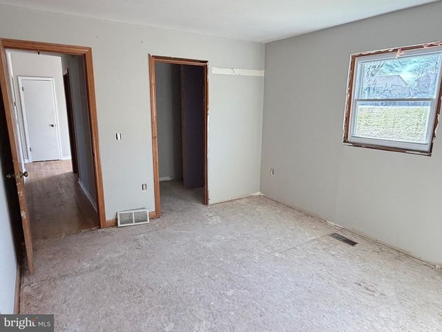 8 WHEATFIELD DR, Carlisle, PA 17015