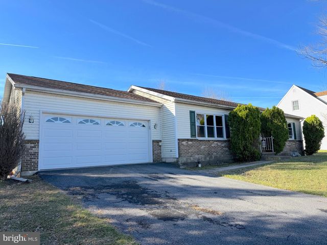 8 WHEATFIELD DR, Carlisle, PA 17015