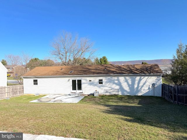 8 WHEATFIELD DR, Carlisle, PA 17015