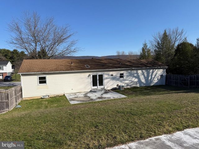 8 WHEATFIELD DR, Carlisle, PA 17015