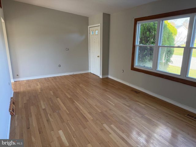 8 WHEATFIELD DR, Carlisle, PA 17015