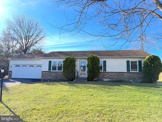 8 WHEATFIELD DR, Carlisle, PA 17015