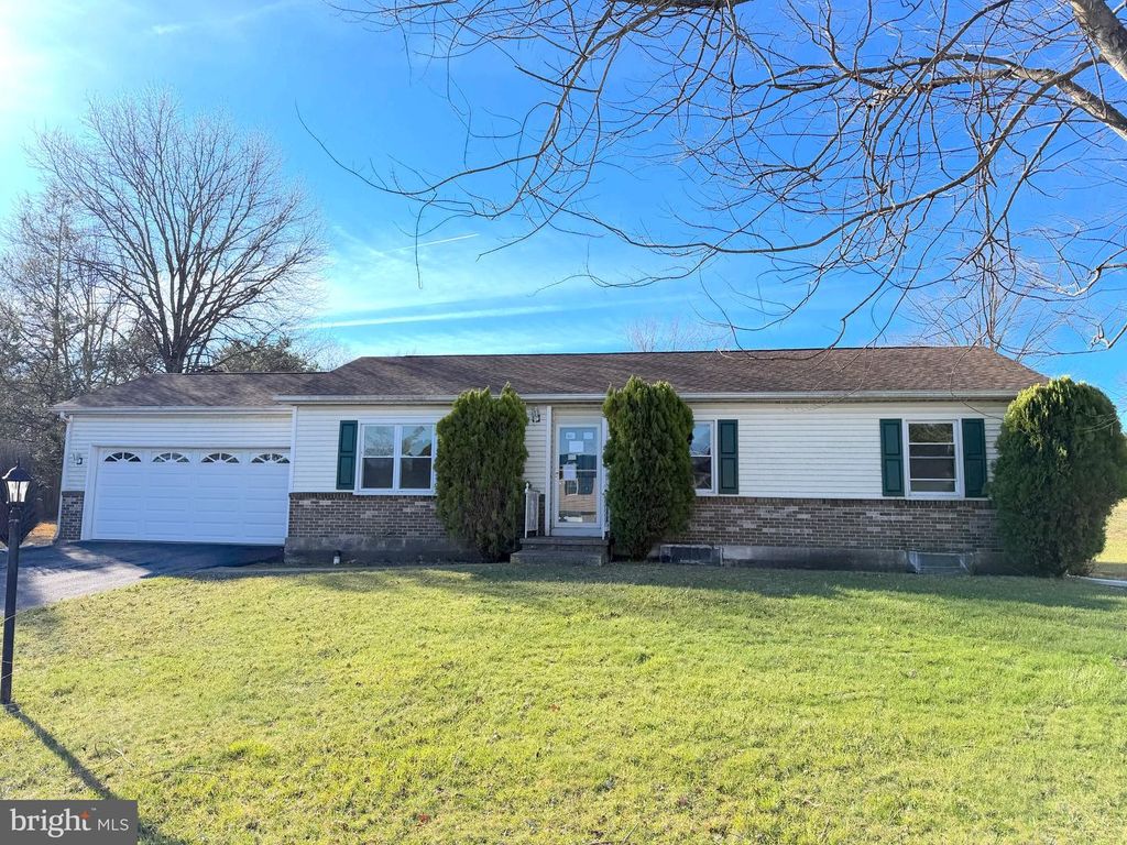 8 WHEATFIELD DR, Carlisle, PA 17015