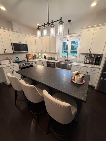 203 Albee Rd, Uxbridge, MA 01569