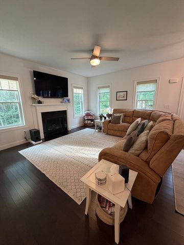 203 Albee Rd, Uxbridge, MA 01569