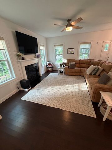 203 Albee Rd, Uxbridge, MA 01569