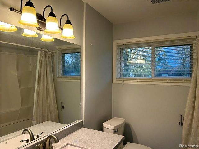 92 Kirk Lane, Troy, MI 48084