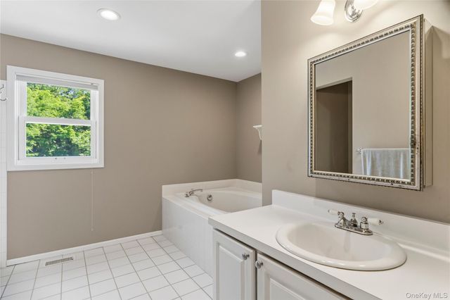 36 Sea Court Lane, Port Jefferson, NY 11777