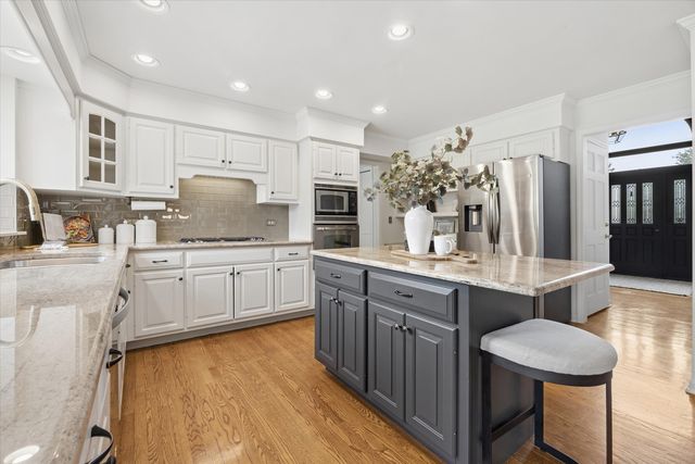 4012 Broadmoor Circle, Naperville, IL 60564