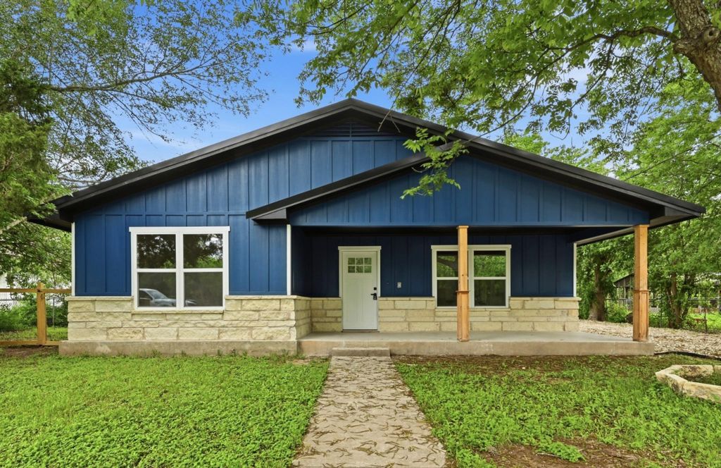 827 Clearfork ST, Lockhart, TX 78644