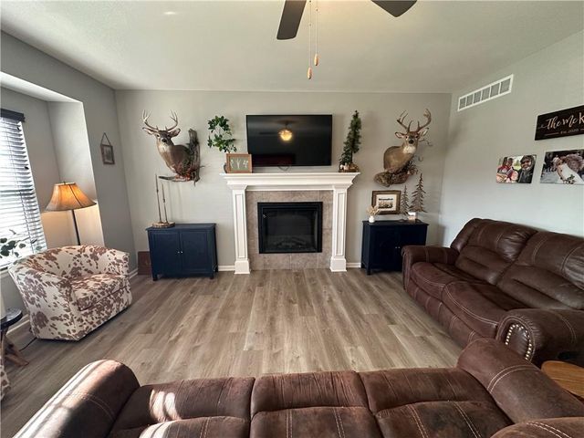 1203 SW Burns Court, Oak Grove, MO 64075