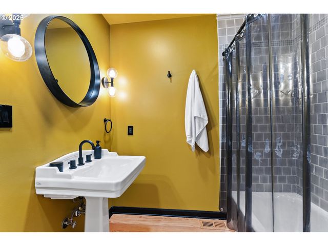 3227 Nw LURAY Ter, Portland, OR 97210