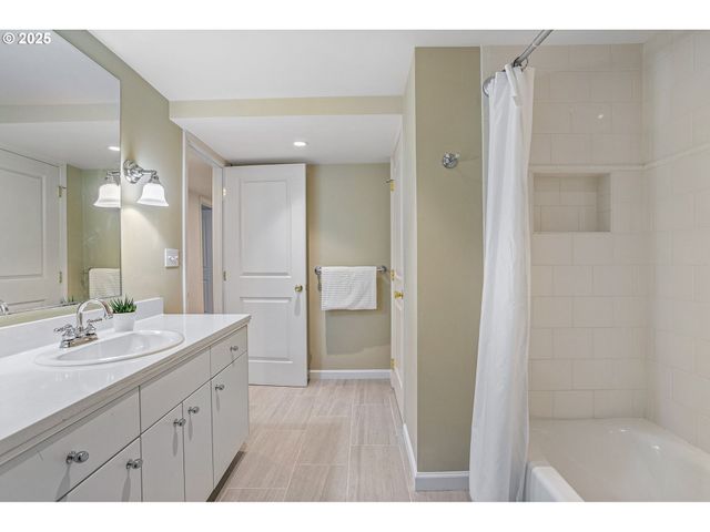 3227 Nw LURAY Ter, Portland, OR 97210