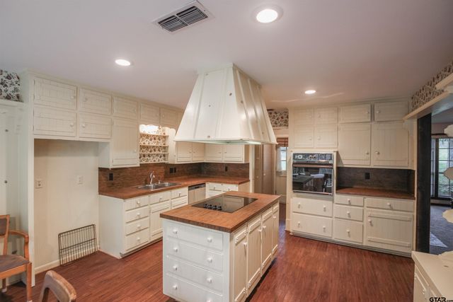 2115 Heather Lane, Tyler, TX 75703