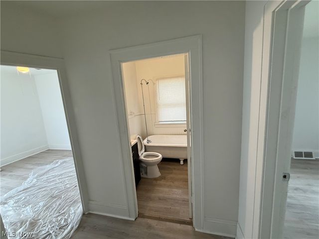 829 Helmsdale Road, Cleveland Heights, OH 44112