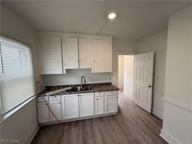 829 Helmsdale Road, Cleveland Heights, OH 44112