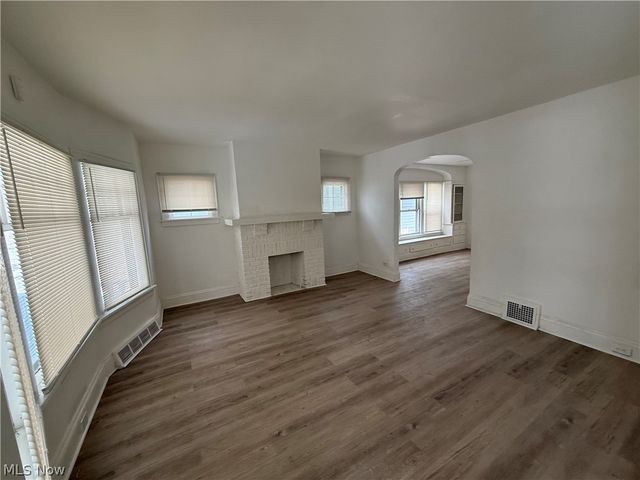 829 Helmsdale Road, Cleveland Heights, OH 44112