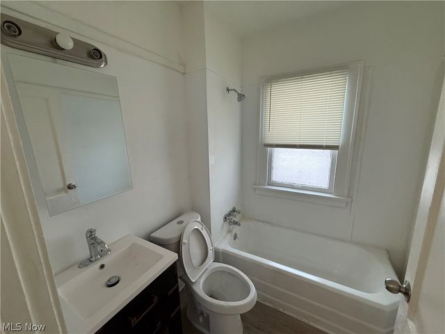 829 Helmsdale Road, Cleveland Heights, OH 44112