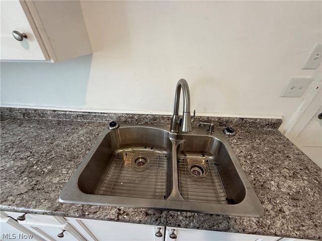 829 Helmsdale Road, Cleveland Heights, OH 44112