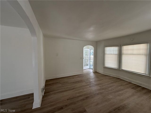 829 Helmsdale Road, Cleveland Heights, OH 44112