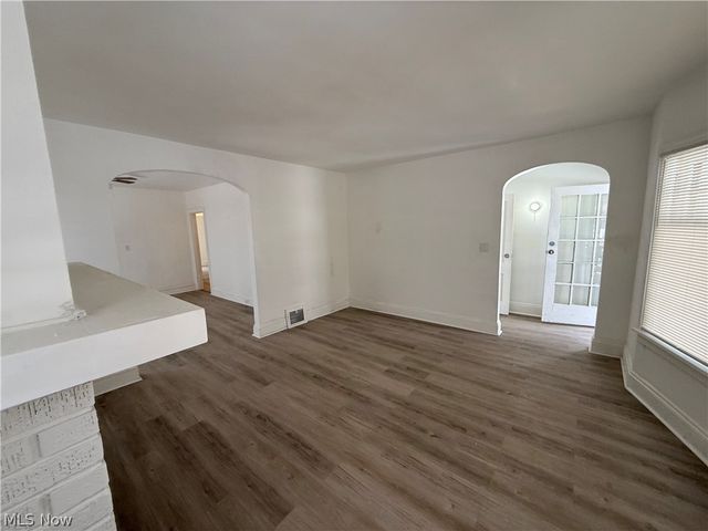 829 Helmsdale Road, Cleveland Heights, OH 44112