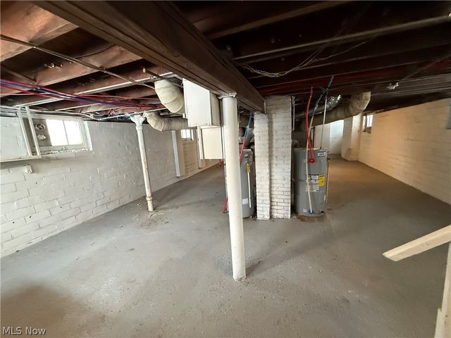 829 Helmsdale Road, Cleveland Heights, OH 44112