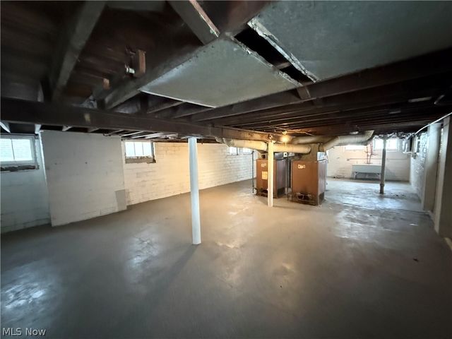 829 Helmsdale Road, Cleveland Heights, OH 44112