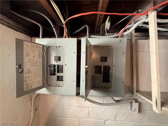 829 Helmsdale Road, Cleveland Heights, OH 44112