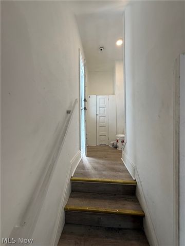 829 Helmsdale Road, Cleveland Heights, OH 44112