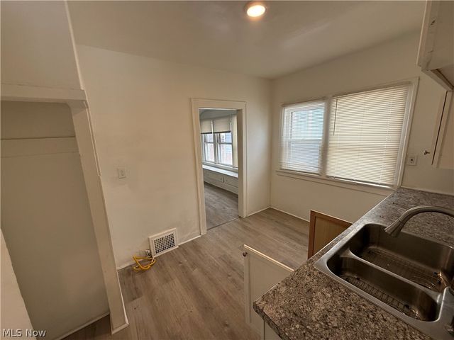 829 Helmsdale Road, Cleveland Heights, OH 44112