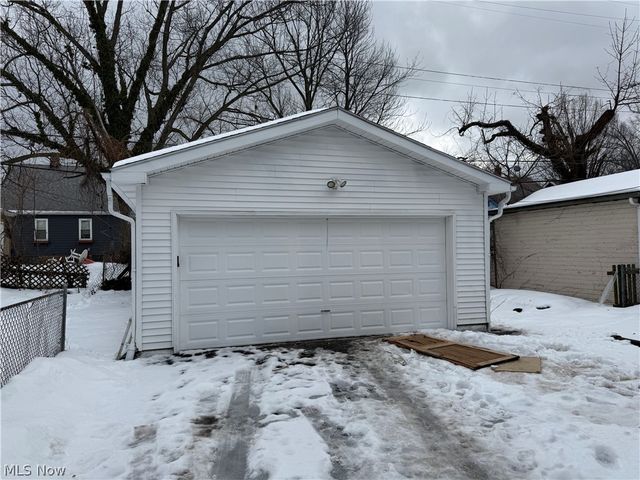 829 Helmsdale Road, Cleveland Heights, OH 44112