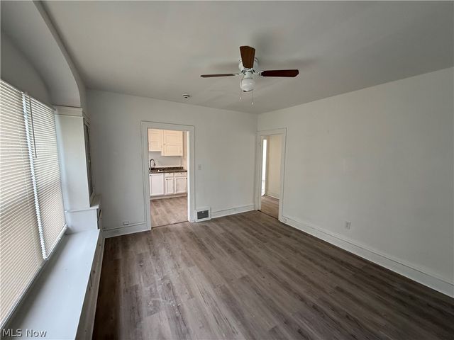 829 Helmsdale Road, Cleveland Heights, OH 44112