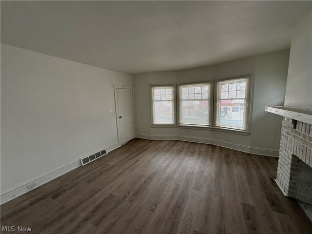 829 Helmsdale Road, Cleveland Heights, OH 44112